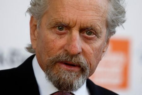 En la imagen, el actor Michael Douglas llega a una entrega de premios en el Lincoln Center de New York el 8 de mayo de 2017