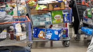 Costco no usa música ni ventanas en sus almacenes. La iluminación fluorescente y los pasillos amplios están pensados para mantener la atención en los productos.