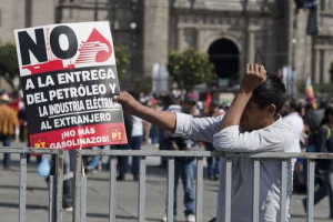 Asistente a una asamblea de Morena contra la reforma energética.