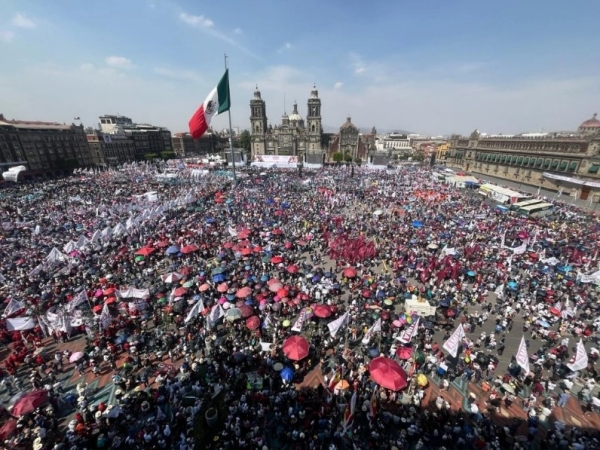 Panorámica del Zócalo capitalino, donde simpatizantes de #ClaudiaSheinbaum se reúnen, previo al inicio de su campaña presidencial por parte de la coalición Sigamos hacienda historia, el 1 de marzo de 2024