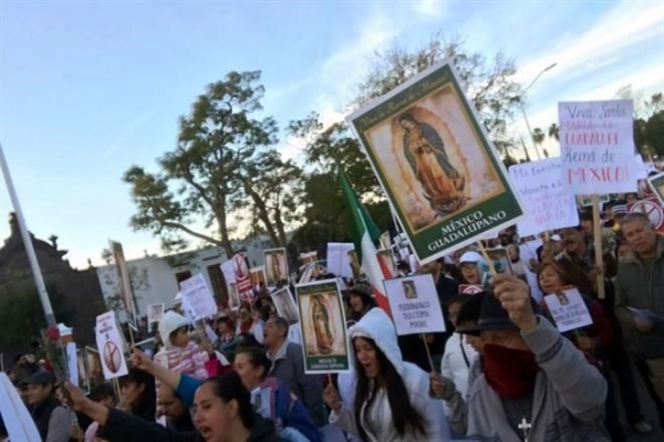 Con pancartas, rosarios, rezos y canciones, reiteraron su molestia hacia la escultura de Ismael Vargas por considerar que ofende a la Virgen de Guadalupe