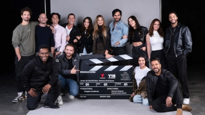 Parte del reparto y del equipo de producción de la serie 'Sin senos sí hay paraíso' en 2025.