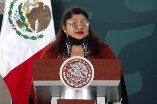 Micaela Cabañas, hija del maestro insurgente Lucio Cabañas, ofrece un discurso en el Campo Militar Número Uno sobre la apertura de archivos relacionados a la &#039;guerra sucia&#039;.