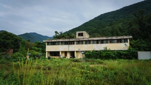 Un edificio abandonado cerca de la base Camp Casey del Ejército de EE.UU., en Dongducheon, Corea del Sur