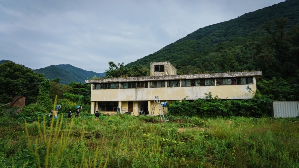 Un edificio abandonado cerca de la base Camp Casey del Ejército de EE.UU., en Dongducheon, Corea del Sur
