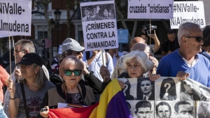 Colectivos en defensa de la memoria histórica, este martes, frente al Tribunal Supremo. En vídeo, &#039;Anatomía de la exhumación de Franco&#039;.