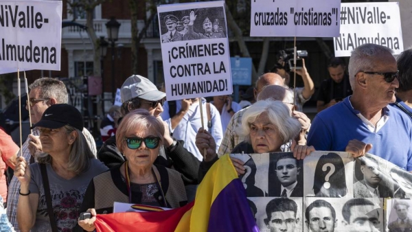 Colectivos en defensa de la memoria histórica, este martes, frente al Tribunal Supremo. En vídeo, &#039;Anatomía de la exhumación de Franco&#039;. 
