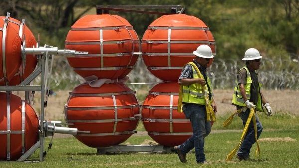 La primera tanda de boyas llega a la orilla norte del río Bravo, Texas (EE.UU.), 7 de julio de 2023.