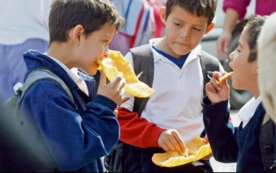 A partir del 29 de marzo de 2025, las escuelas públicas no pueden vender comida poco saludable dentro y fuera de los planteles. De no hacerlo, pueden ser multadas hasta con 110 mil pesos.