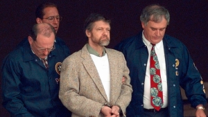 El terrorista Theodore Kaczynski escoltado en un tribunal federal en Helena (EE.UU.), el 21 de junio de 1996.
