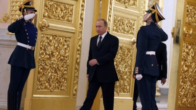 El &quot;paso del pistolero&quot;: por qué Vladimir Putin no mueve un brazo cuando camina