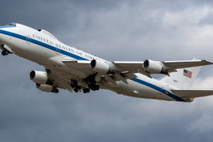 Estados Unidos levantó masivamente aviones del fin del mundo en el aire