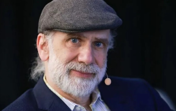 Bruce Shcneier enseña sobre tecnología y seguridad en prestigiosas instituciones como la Universidad de Harvard en Estados Unidos.