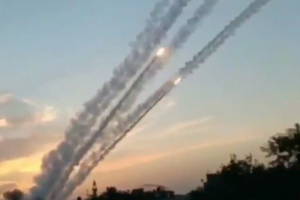 Los palestinos desatan varios cientos de ataques con cohetes contra Israel