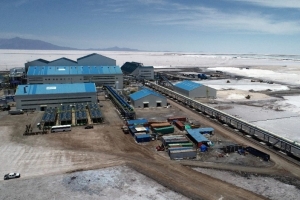 Vista aérea de la primera planta estatal de carbonato de litio de Bolivia en el municipio de Colcha 'K', al sur del Salar de Uyuni, en el departamento de Potosí, Bolivia, el 15 de diciembre de 2023
