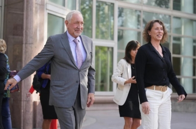 El abogado de los hermanos Menéndez, Mark Geragos (izq.), y la prima de los acusados, Anamaría Baralt, tras la audiencia en Van Nuys.