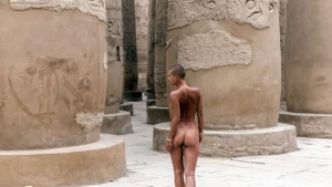 Modelo paseando entre las columnas del templo