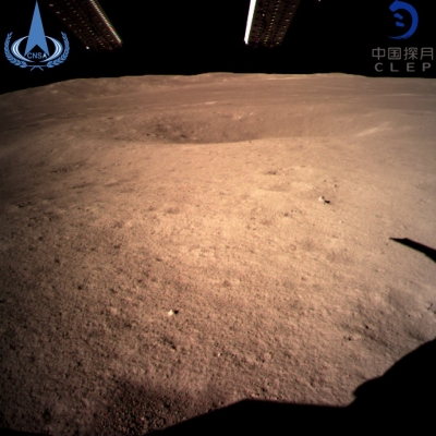 La sonda china Chang'e-4 envía la primera imagen desde el lado oculto de la Luna después de un histórico aterrizaje suave.
