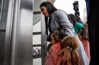 Emma Coronel Aispuro, pareja de Joaquín Guzmán y madre de dos de sus hijas, acudió a la audiencia que tuvo "El Chapo" este jueves en NY.