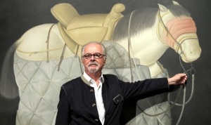 Fernando Botero junto a su obra "Caballo de picador, 1992" en el Museo de Bellas Artes de Bilbao.