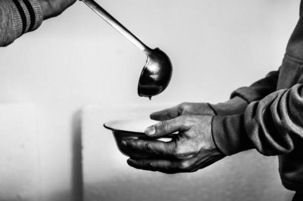 Ha elegido comer de Caritas y vivir en la calle, pero tiene 400.000 euros en una cuenta.
