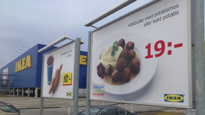 Un cartel publicitario de albóndigas en el estacionamiento de una tienda de Ikea en la ciudad de Malmo, Suecia.