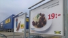 Un cartel publicitario de albóndigas en el estacionamiento de una tienda de Ikea en la ciudad de Malmo, Suecia.