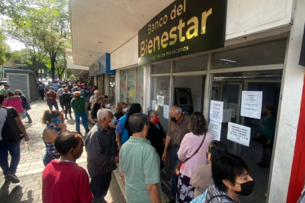 Piden a adultos mayores esperar para retirar pensión