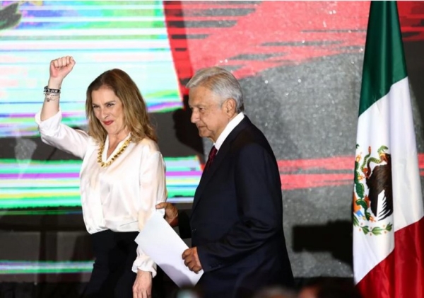 Beatriz Gutiérrez Muller y López Obrador, antes de ganar las elecciones en México en 2018