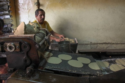 Un empleado de una tortillería, en la Ciudad de México.