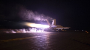 Un avión despega del portaviones estadounidense USS Dwight D. Eisenhower durante las operaciones en el mar Rojo, el 22 de enero de 2024