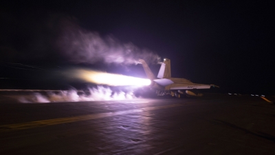 Un avión despega del portaviones estadounidense USS Dwight D. Eisenhower durante las operaciones en el mar Rojo, el 22 de enero de 2024