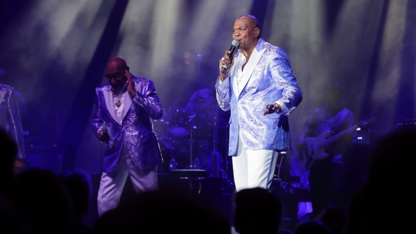 Alexander Morris, cantante de Four Tops, se presenta en el Admiralspalast en Berlín (Alemania), el 30 de octubre de 2022.