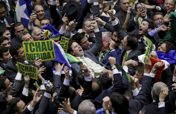 El parlamentario Bruno Araújo, tumbado, después de votar el impeachment contra Dilma Rousseff, el domingo 17 de abril, en Brasilia
