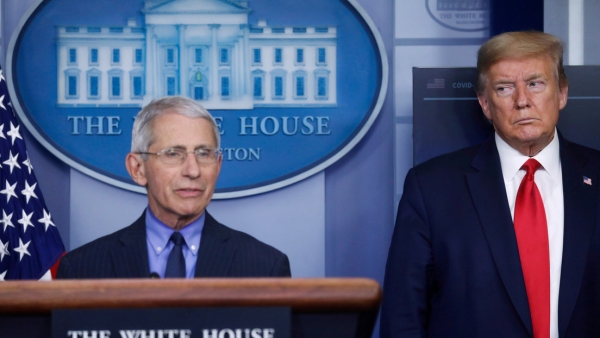 Anthony Fauci y Donald Trump durante una sesión informativa en la Casa Blanca en Washington (EE.UU.), el 17 de abril de 2020. 