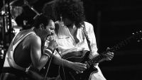 Freddie Mercury y Brian May durante la gira europea de Queen en 1984.