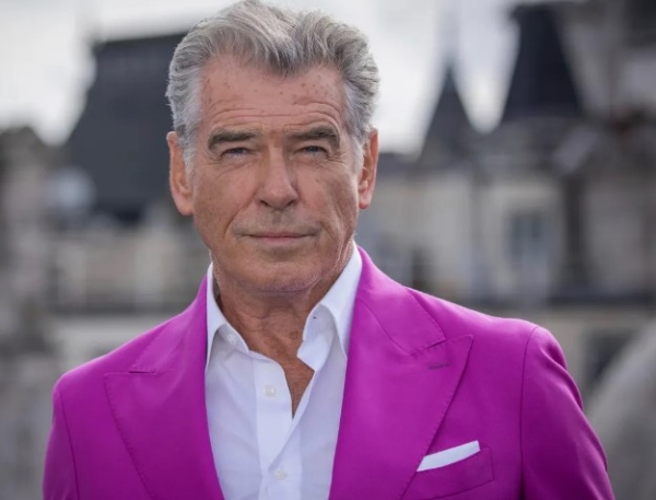 El año pasado, Pierce Brosnan fue acusado por “desplazamiento a pie en todas las zonas termales y en el Cañón de Yellowstone&quot; 