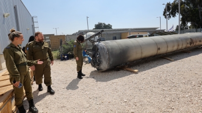 Soldados israelíes inspeccionan los restos de un misil iraní en la base militar de Julis, al sur del país, el 16 de abril de 2024.