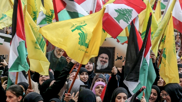 Manifestantes libaneses ondean banderas de Hezbolá y Palestina, Beirut, el Líbano, el 13 de octubre de 2023.