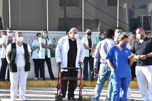 Protestan médicos por falta de equipo de protección y agresiones por parte de la sociedad.