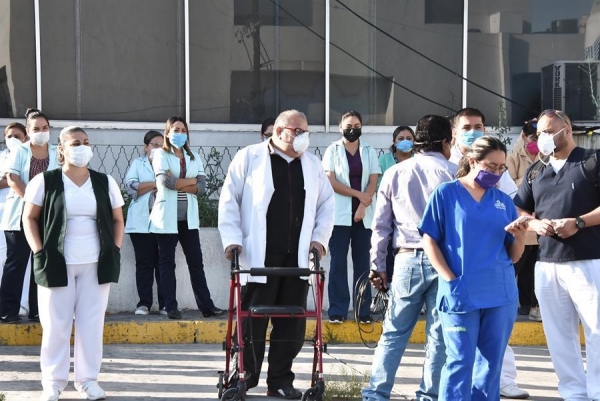 Protestan médicos por falta de equipo de protección y agresiones por parte de la sociedad.