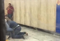 En el video, se ve al chico en el suelo con las piernas alrededor del torso de su oponente.