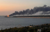 Una vista muestra un incendio en el puente de Kerch al amanecer en el estrecho de Kerch, Crimea, 8 de octubre de 2022