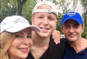 Álex, junto a sus padres, durante su lucha contra el cáncer