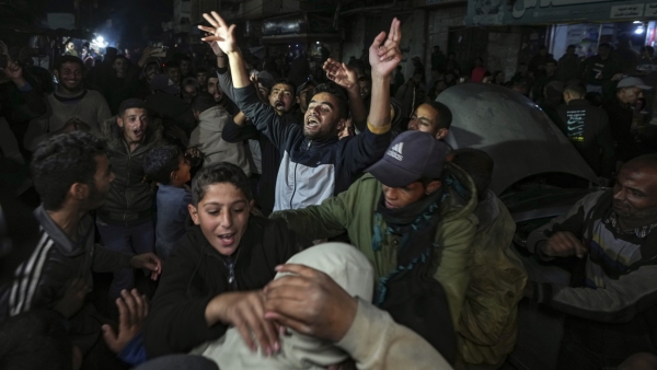 Palestinos celebran el anuncio del alto el fuego entre Hamás e Israel, Deir al Balah (Franja de Gaza), el 15 de enero de 2025.