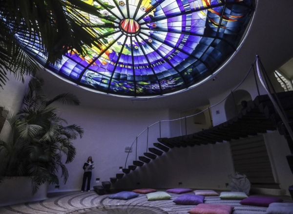 Un renombrado artista del vidrio y la creación de una ventana de iglesia del tamaño de un campo de fútbol aparecen en una nueva película