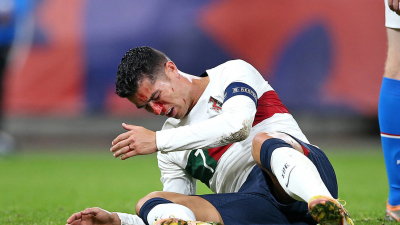 Ronaldo termina ensangrentado tras sufrir un duro golpe en la nariz durante un partido