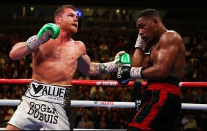 Se esperaba que Álvarez, que ganó el cinturón en mayo después de vencer a Daniel Jacobs en 12 asaltos, peleara con Derevyanchenko en octubre.