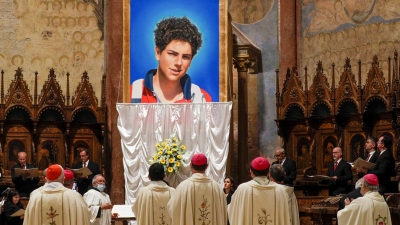 El joven Carlo Acutis en la Basílica de San Francisco, abicada en Asís, el 10 de octubre de 2020.