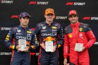 Max Verstappen (centro), Sergio ‘Checo’ Pérez y Carlos Sainz Jr (derecha), encabezarán la parrilla de salida en el GP de Austria.